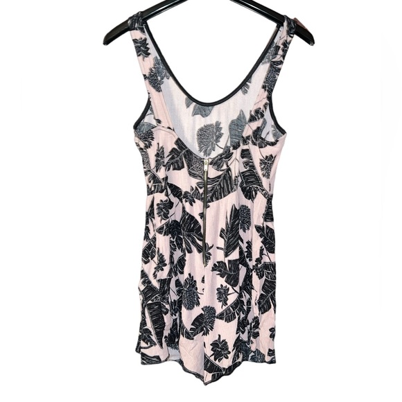 Charlotte Russe Tropical Pink Romper Medium - Picture 2 of 3